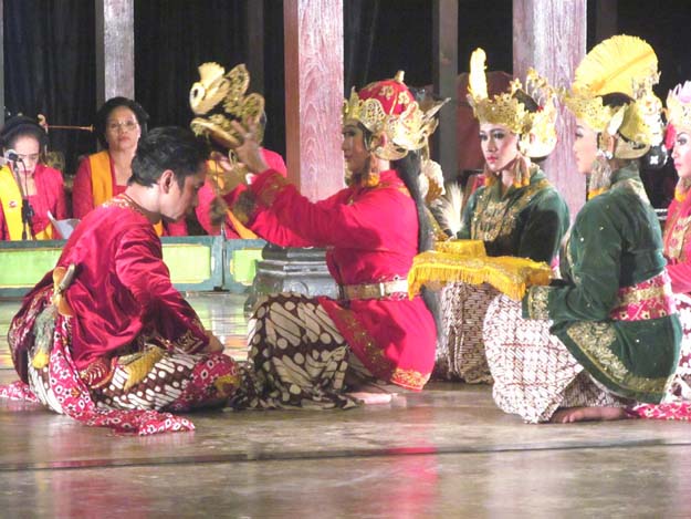 Damarwulan diwisuda menjadi pejabat penting di Majapahit dan kelak mendampingi Ratu Kencanawungu mengendalikan Majapahit, difoto: Kamis, 29 Januari 2015, foto: a.sartono