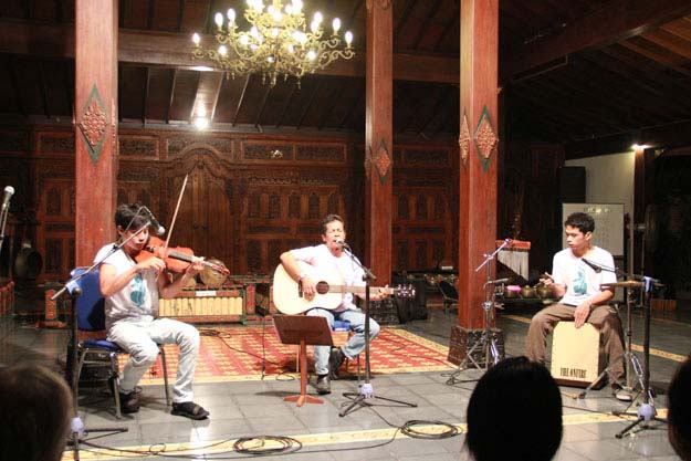 Tiga pemain musik, Agung, perkusi. Doni, biola dan Daladi, Gitar, tampil dalam acara Sastra Bulan Purnama edisi 40 di Pendapa Tembi Rumah Budaya, foto: Sartono