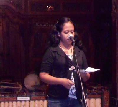 Ratih Pratiwi tampil membacakan puisi karyanya dalam Sastra Bulan Purnama 41 di Pendapa Tembi Rumah Budaya, foto: Facebook Tegoeh