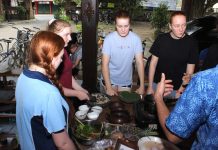 Pengunjung dari Australia mengikuti kegiatan memasak makanan tradisional. Foto: Tim Tembi