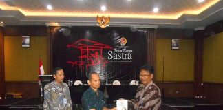 Penyerahan buku antologi sastra Jawa 2019 dari Kepala Dinas Kebudayaan DIY kepada Ketua PSJB Bantul-foto-suwandi