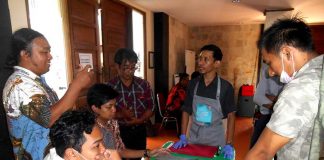 Peserta sedang praktek konservasi lukisan di Museum Tembi Yogyakarta-foto-suwandi