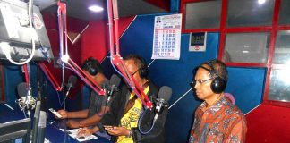Bambang Nugroho ketua PSJB Bantul sedang siaran langsung di Radio Persatuan Bantul-foto-suwandi