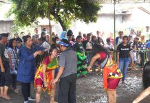 Para penari mulai kerasukan roh di acara jathilan hari Imlek di Kota Yogyakarta-foto-suwandi