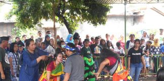 Para penari mulai kerasukan roh di acara jathilan hari Imlek di Kota Yogyakarta-foto-suwandi